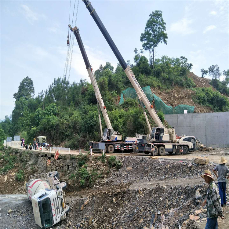 平塘汽车掉沟里叫吊车救援要多少钱